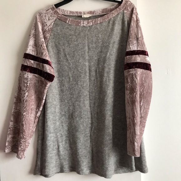 Stunning top with velvet sleeves - Picture 4 of 5